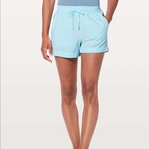 Lululemon Spring Break Away Shorts in Blue Size 6